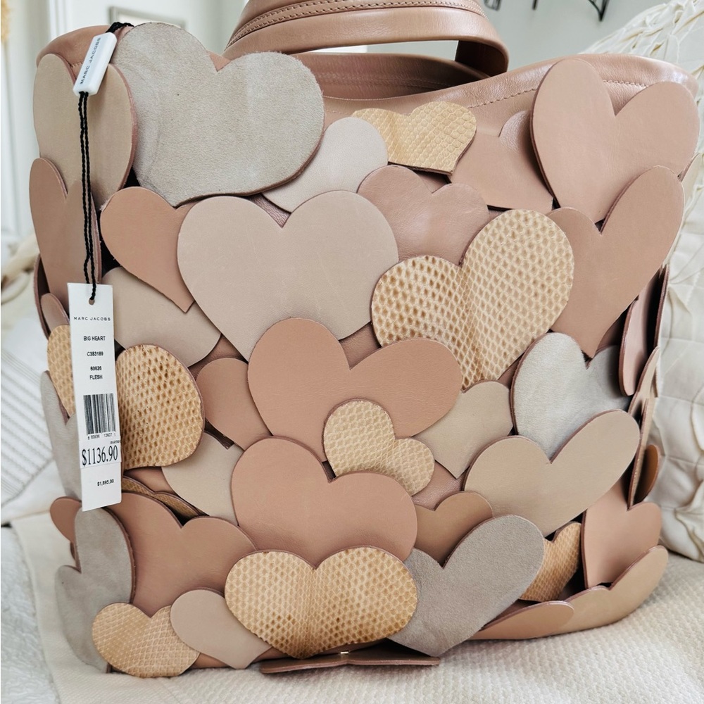 MARC JACOBS
Flesh Leather Big Heart Tote Bag